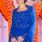 In een kobaltblauwe jurk met matching clutch, beide van Jenny Packham, en oorbellen van Amrapali