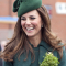 In een smaragdgroene mantel van Hobbs met hoed van Gina Foster en oorbellen van Kiki McDonough