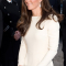In een ivoorkleurige jurk van Roland Mouret met een clutch van Jimmy Choo en oorbellen van Beaut Jewelry