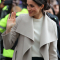 Ze heeft een duimring, wat erg ongewoon is voor royals