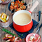 Klassieke kaasfondue met rozemarijn-broodspiesjes, vijgen & peer
