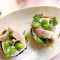 Bruschetta met gerookte paling en tuinboontjes