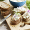 Bruschetta met zalmsalade en rode ui