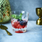 Cocktail van whisky, braambessen en basilicum