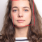 Sophie (25) heeft een vierkant/hoekig gezicht.