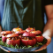 Appels gevuld met amaretti, prosciutto en kruiden