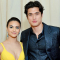 Camila Mendes en Charles Melton