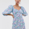 Lichtblauwe mini-jurk met bloemenprint en pofmouwen