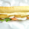 Un sandwich au fromage avec des croquettes au fromage