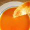 Une tarte aux abricots avec de la soupe aux tomates