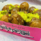 Des boulettes avec du ragoût et des cornichons