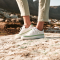 Een paar witte sneakers