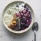 Gewelde haver met vlierbloesemsiroop, yoghurt en gesmolten bramen