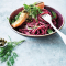 Bietennoedels met zalm en yoghurt-dillesaus