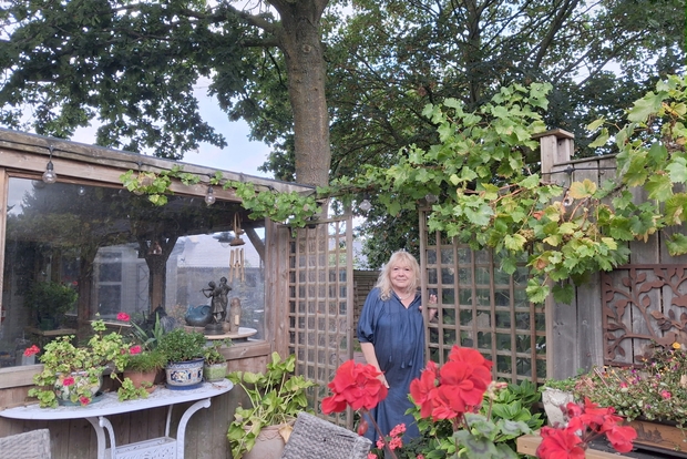 Karine Declerck (64) is thuis in Gistel onder haar eikenboom: “Ik mag hier mezelf zijn, dit is voor mij vertrouwd terrein”