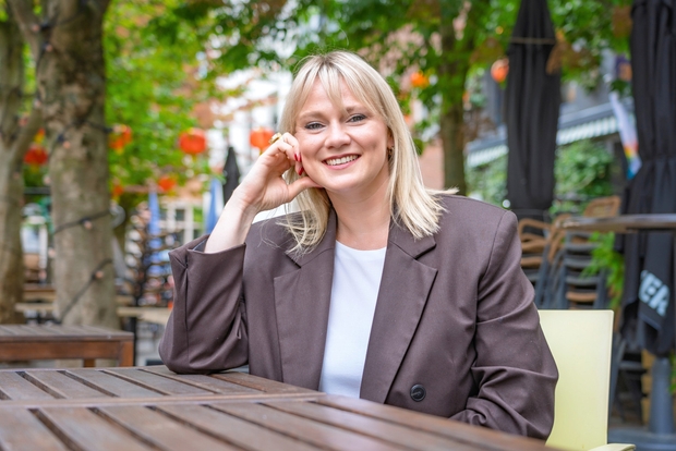 Vastgoedmakelaar Aurélie Baas (33) is thuis in Kortrijk: “Ik zou bepaalde pleintjes nog gezelliger willen maken”