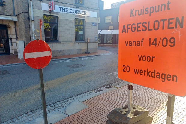Door werkeni in Kruisstraat gaat kruispunt aan Heilig Hartkerk in Izegem voor maand dicht: ‘Ook fietsers moeten een omleiding volgen’