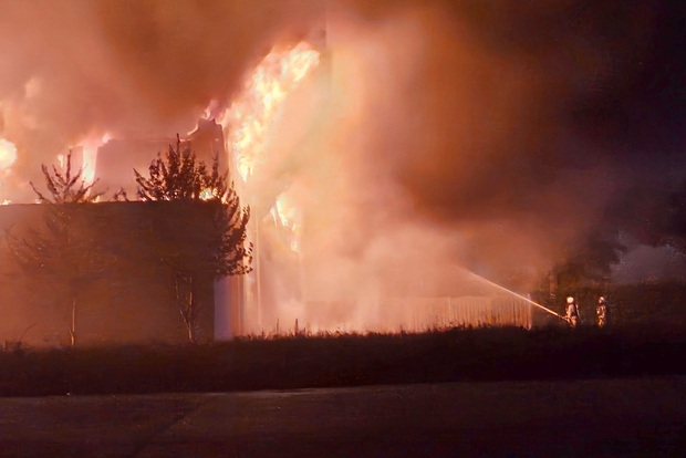 Voormalige gebouwen Westorama in Oostrozebeke volledig in de as na nachtelijke brand, vuur nog altijd niet volledig geblust