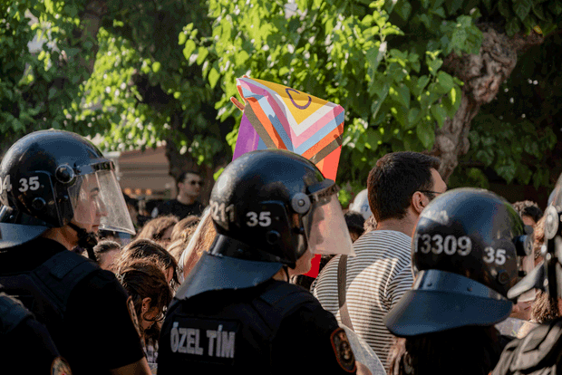 ‘Het Decennium van het Gezin’: Turkse politie valt binnen in homobars en arresteert activisten