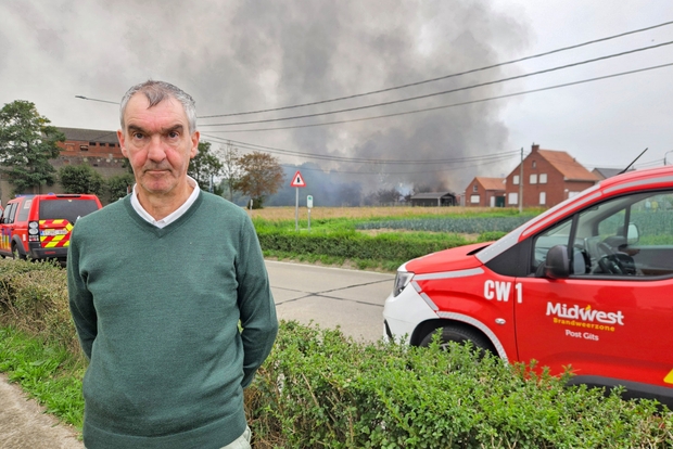 Brandweer laat loods van Westorama uitbranden: “Er is geen direct gevaar voor de omgeving”