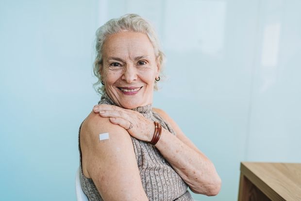 Is een griepvaccin voor fitte 65-plussers nuttig? En is een covidvaccin nog wel relevant? 5 tips van vaccinoloog Pierre Van Damme