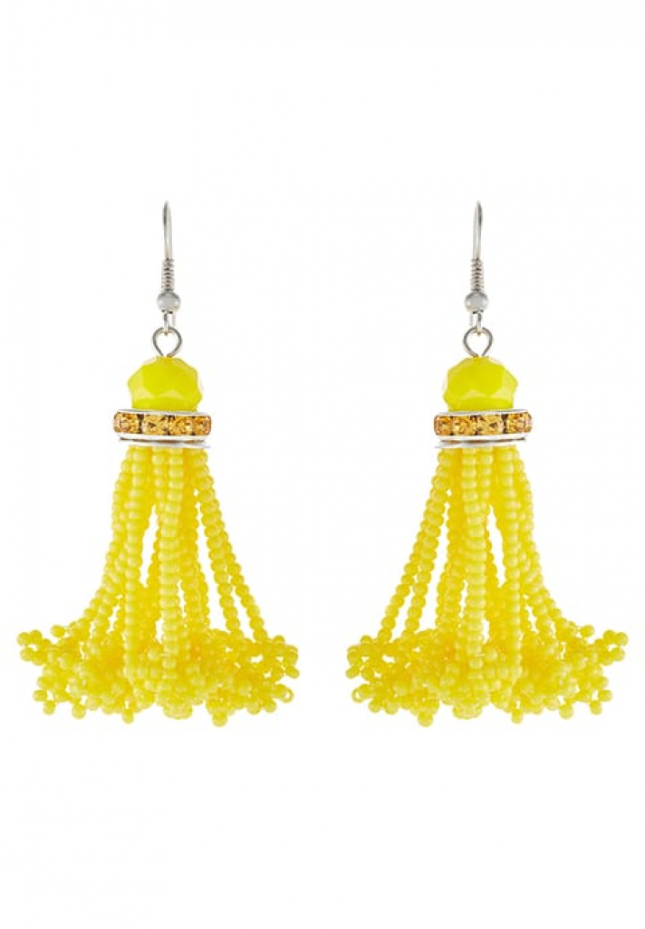 Des boucles d’oreilles à pampilles colorées
