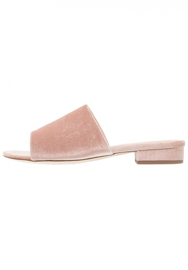 Des mules en velours rose
