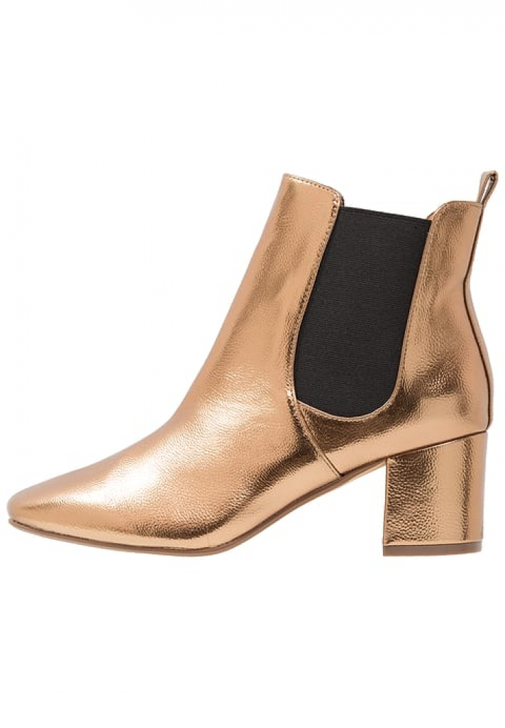 Des boots de couleur métallique