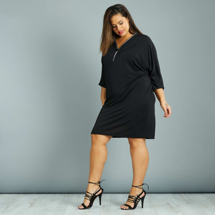 La robe housse avec encolure zippée