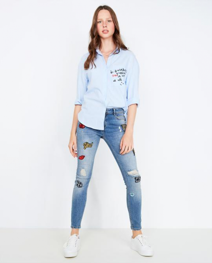 Le jean brodé décoré d’écussons