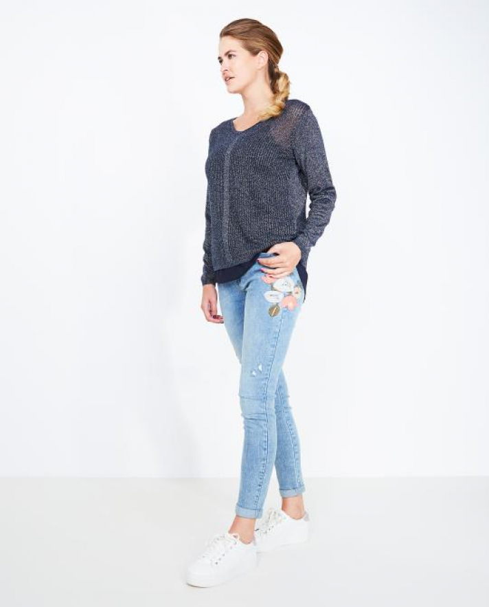 Le jean à broderies florales