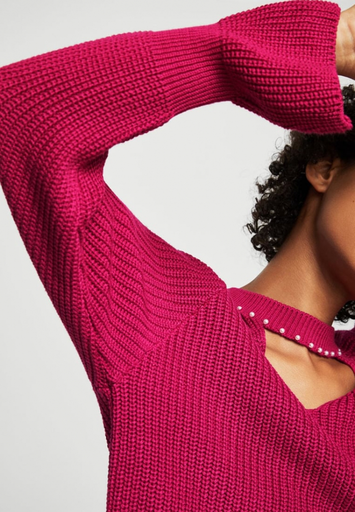 Pull rose fuchsia avec col choker brodé de perles