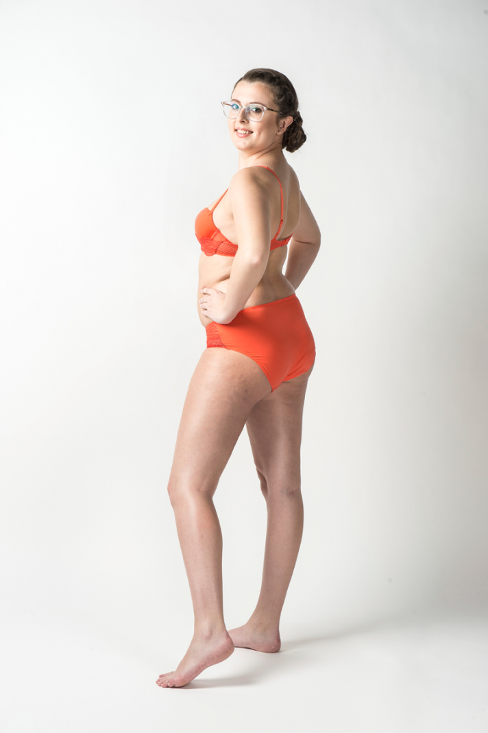 <strong>Caroline</strong>, 22 ans, mesure 1m65 et pèse 60 kilos