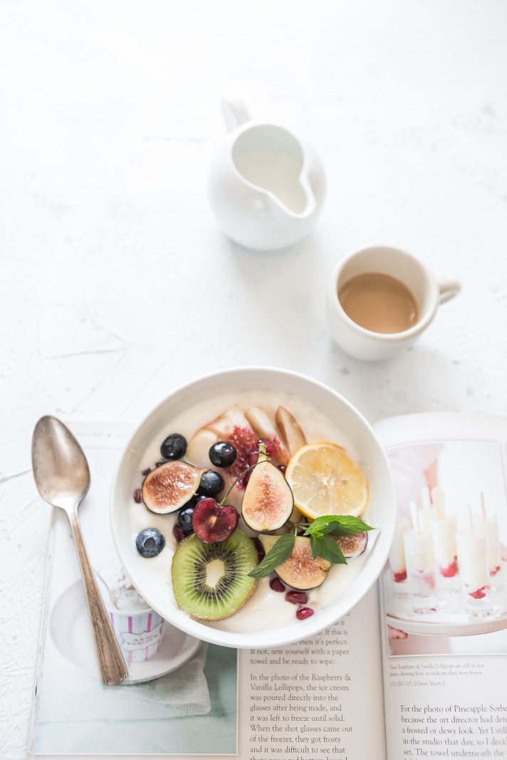 Flocons d’avoine, lait/yaourt, granola, fruit = petit-déj sain