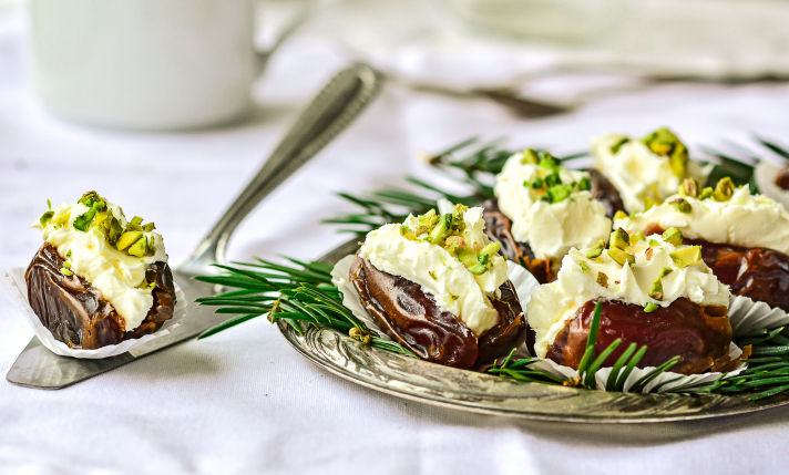Dattes à la crème mascarpone, romarin et pistaches