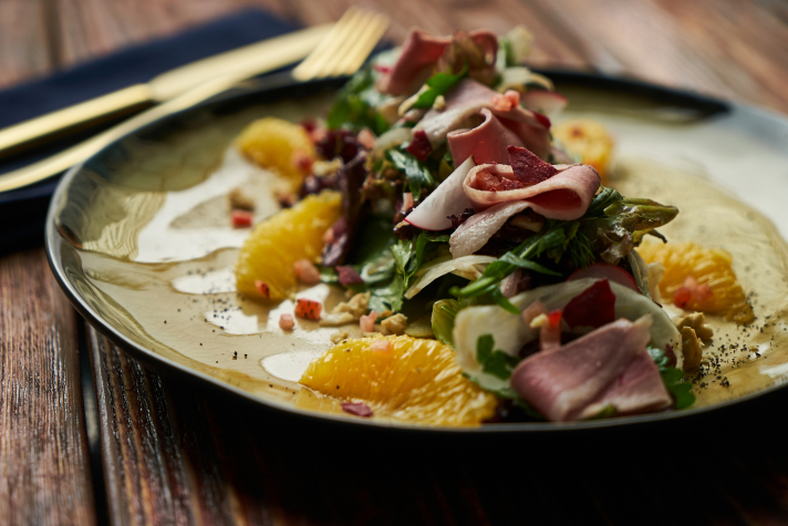 Salade de légumes, agrumes et magret de canard fumé