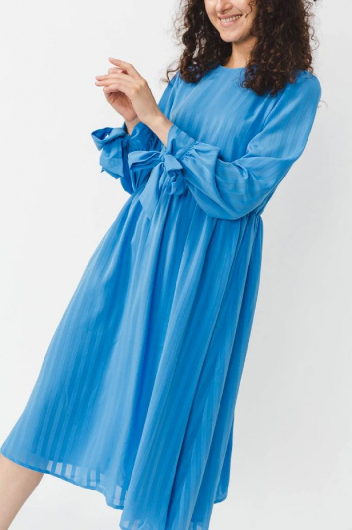 Robe bleue avec nœud