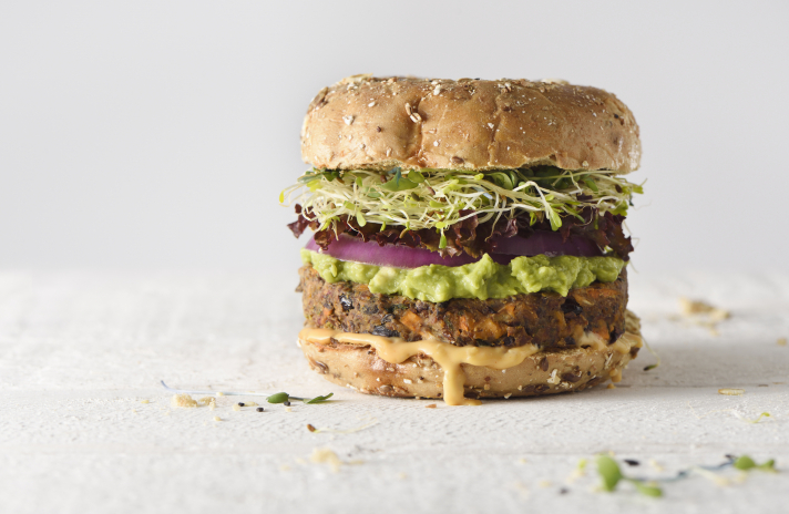 Burger au guacamole et germes de luzerne