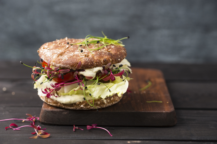 Burger au radis façon pickles et sauce yaourt