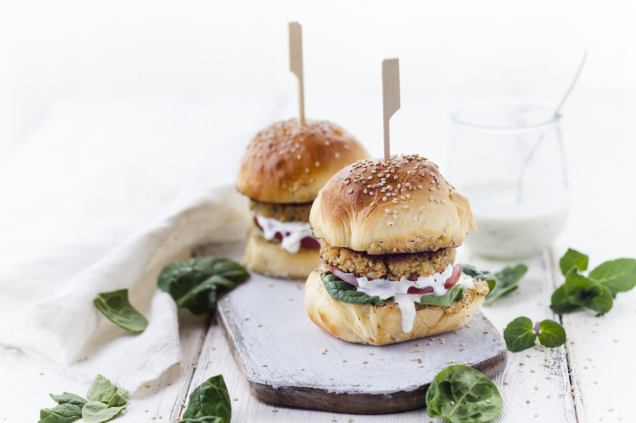 Burger à la courgette, mâche et sauce à la menthe