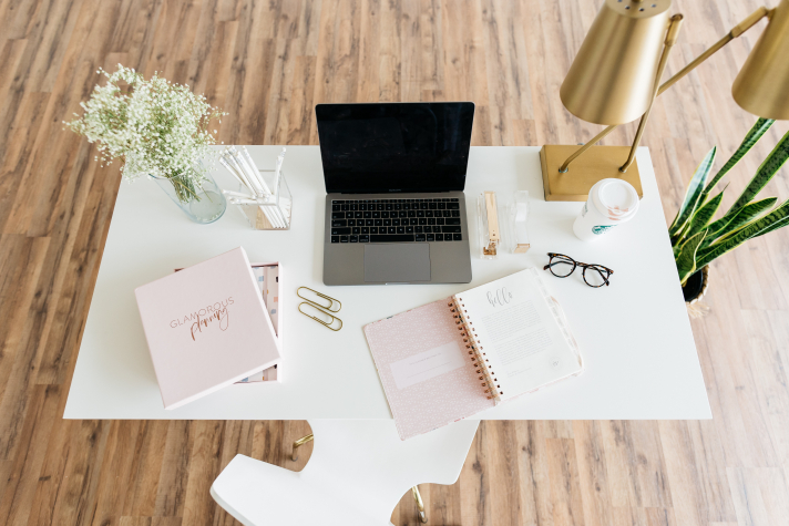 Orienter le bureau et le lit pour être dos à un mur