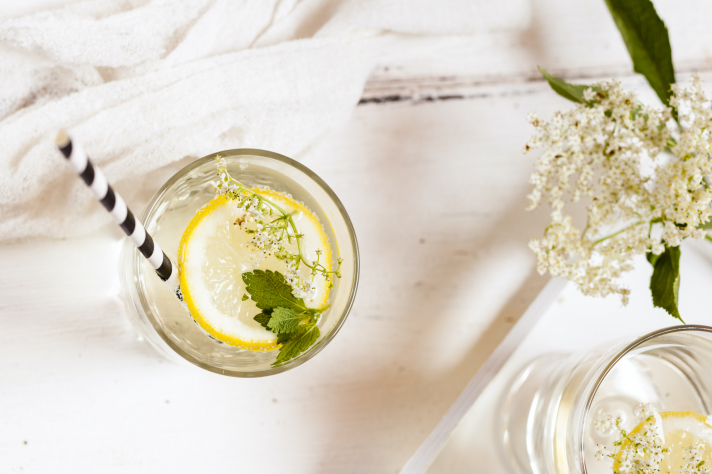 Limonade au citron et aux fleurs de sureau