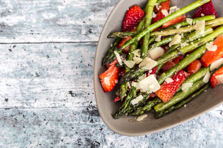Salade de fraises, asperges vertes et copeaux de parmesan