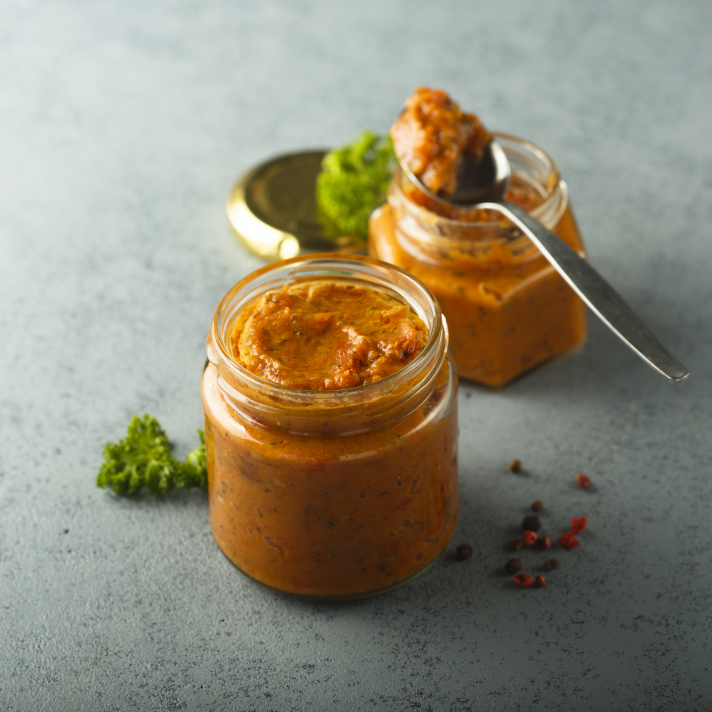 Dip chèvre, tomates confites, miel et sésame