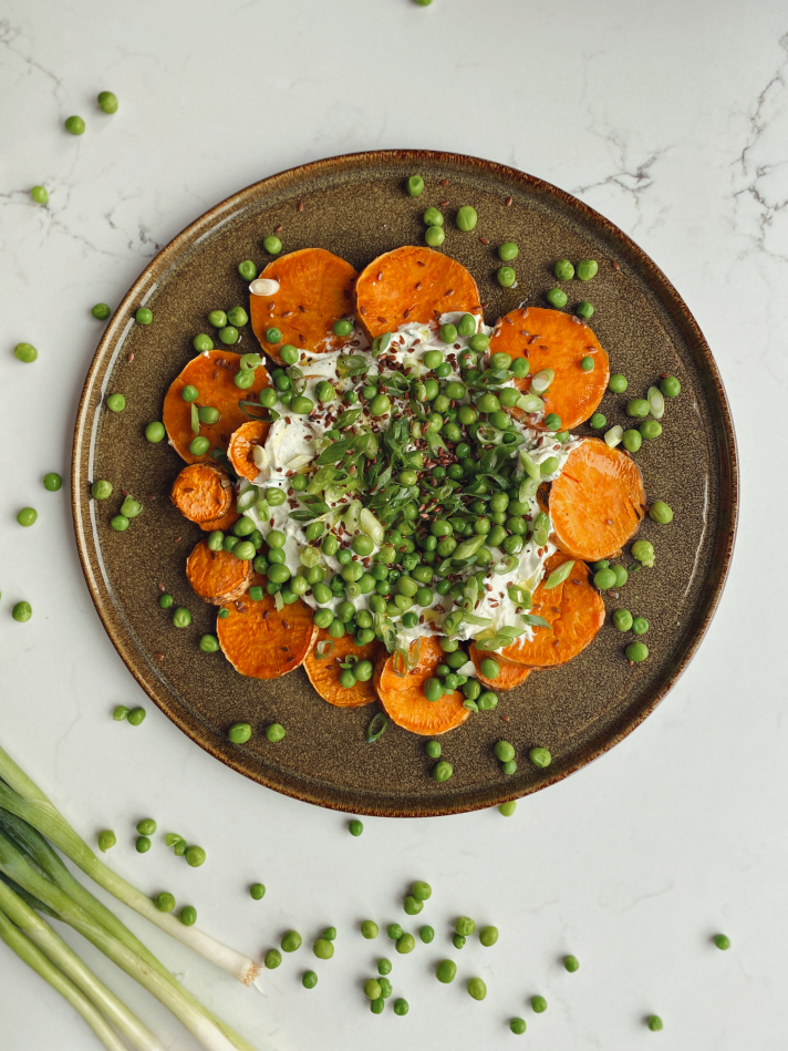 Salade de patates douces, fromages frais et petits pois