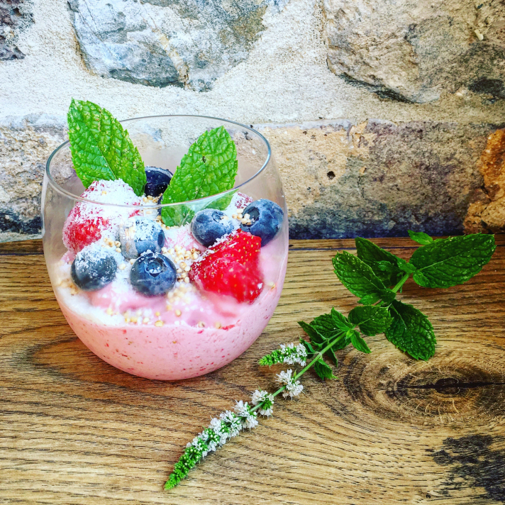 Glace aux fraises express (2 belles portions)