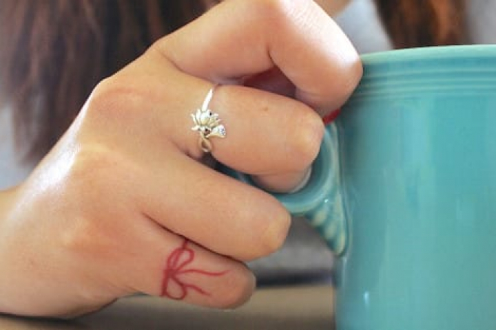 Mode Les Tatouages Fils Rouges Autour Du Doigt