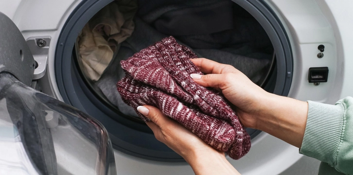 Je sokken binnenstebuiten wassen? Dit zijn de voor- en nadelen