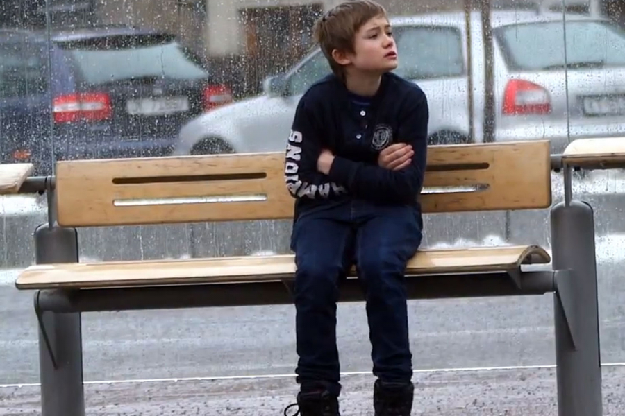 Vidéo,Norvège, Syrie, Enfant, Abribus