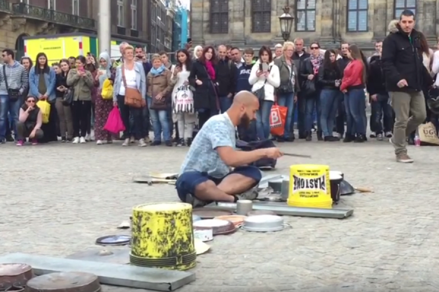 Straatmuzikant drummer video